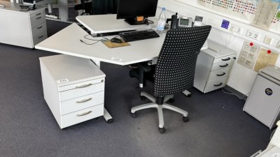 1 Schreibtisch mit 2 Aktenrollcontainern